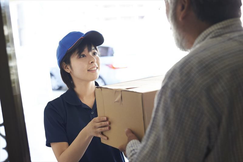 荷物を運ぶ女性スタッフ