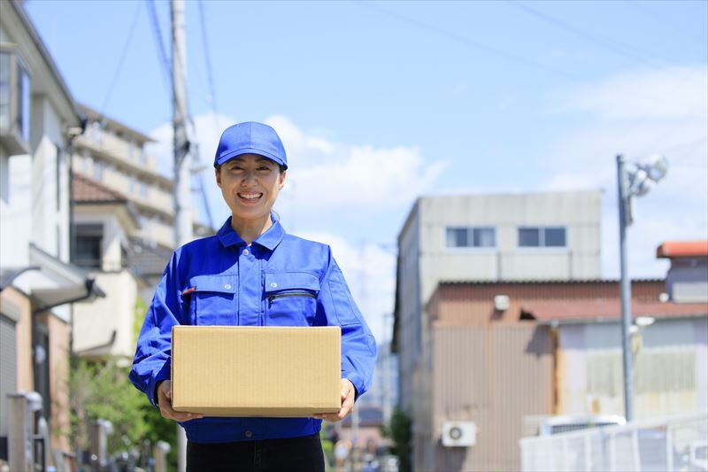 小包を運ぶ女性スタッフ